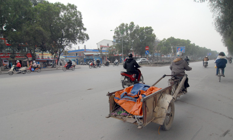 Kéo xe cải tiến chạy phăm phăm trên đường Xuân Thủy (Cầu Giấy)