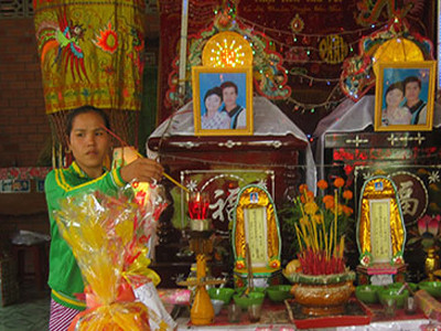 Đám tang của hai người được diễn ra trong cùng một ngày, cũng đầy đủ lễ vật trầu cau như một đám cưới