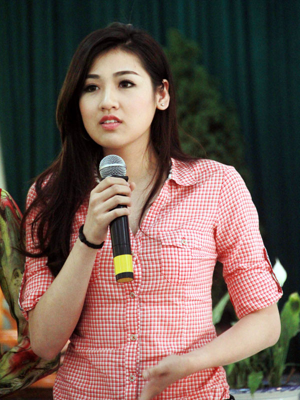 Trong chương trình, hai Á hậu Việt Nam 2012 Dương Tú Anh đã giao lưu tại chương trình