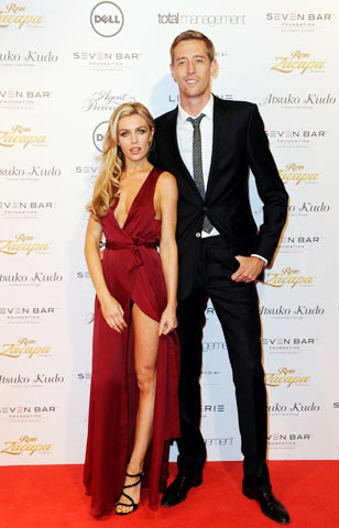 HLV của Mainz thơm lây nhờ bồ lộng lẫy ảnh 3