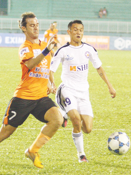 Sài Gòn XT (trái) và SHB Đà Nẵng đua tranh ở nhóm đầu. Ảnh: Tường Vũ. Sài Gòn XT (trái) và SHB Đà Nẵng đua tranh ở nhóm đầu Ảnh: Tường Vũ