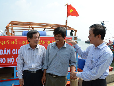 Ban điều hành Quỹ ngư dân bàn giao tàu cho thuyền trưởng