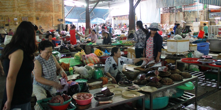 Hàng cá chỉ lác đác người mua