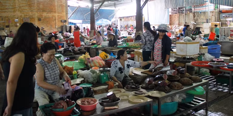 Hàng cá chỉ lác đác người mua. Hàng cá chỉ lác đác người mua