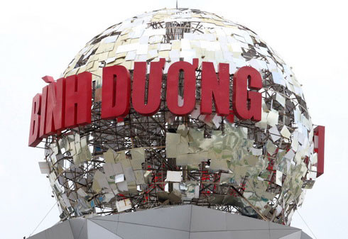 Đưa vào sử dụng vào đầu năm 2012, quả cầu có dòng chữ Bình Dương được đan kết bằng hàng trăm miếng nhựa phản quang nhằm tạo hiệu ứng nhấp nháy bởi ánh nắng ban ngày và ánh đèn vào ban đêm trông khá đẹp mắt