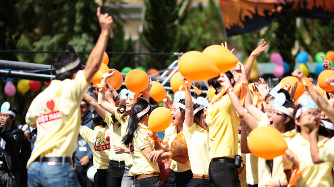 Các cổ động viên ĐH Yersin tại đầu cầu ĐH Yersin đang rất hạnh phúc vì đội tuyển của họ đang tạm dẫn đầu sau hai phần thi 