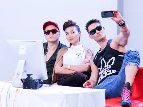 Đỗ Mạnh Cường, Thanh Hằng và Adam Williams chụp ảnh tự sướng