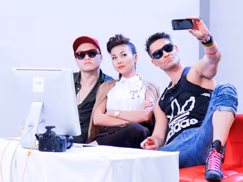 Đỗ Mạnh Cường, Thanh Hằng và Adam Williams chụp ảnh tự sướng