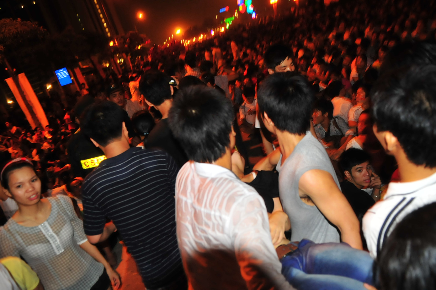 Dòng người trở nên dồn ứ vì hầu hết những ai muốn trực tiếp xem pháo hoa đều đã về Mỹ Đình.