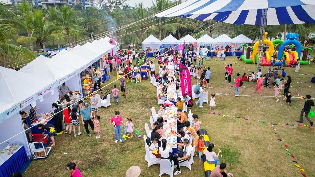 Là sự kiện gắn kết và thúc đẩy văn hóa doanh nghiệp, ngày hội được tổ chức với các hoạt động liên tục trong suốt các khung giờ với các cuộc thi tài cùng hàng loạt các hoạt động gia đình như tham quan triển lãm, mua sắm tại các gian hàng, cắm trại, vui chơi tự do, chèo thuyền kayak, đạp xe và các trò chơi thiếu nhi. Suốt thời gian ngày hội, các thành viên được khuyến khích sử dụng các vật dụng cá nhân mang theo để hạn chế các đồ nhựa dùng một lần. Cứ 2 tiếng một lần, sự kiện có âm thanh thông báo thu dọn rác thải, giữ gìn môi trường sạch sẽ.