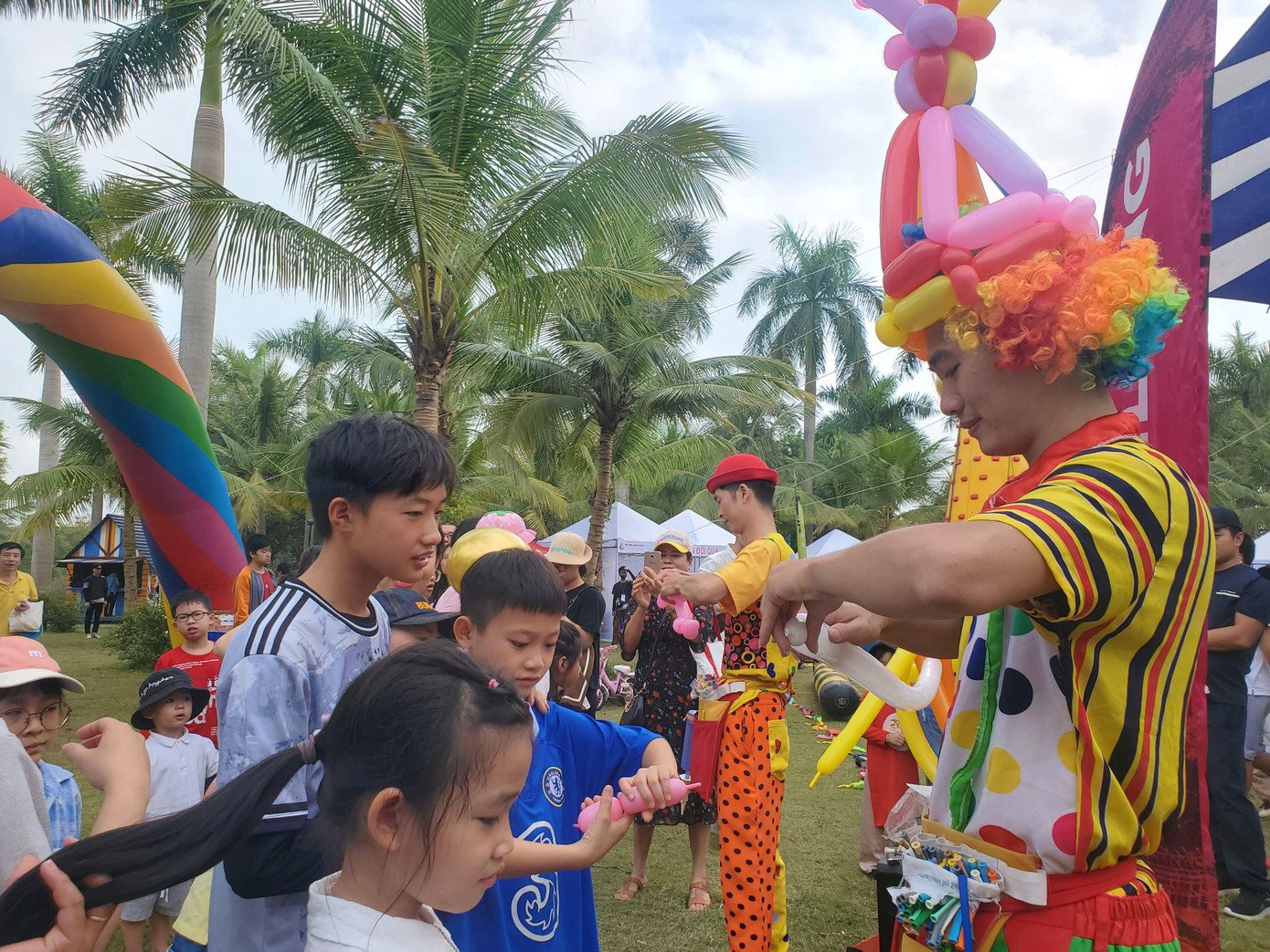 Năm nay, các hoạt động được tổ chức từ sáng tới chiều gồm: Các hội diễn văn nghệ “true TALENT”, hội thao “true HERO”, hội thi trí tuệ tập thể “true CONNECT”, các cuộc thi dành cho gia đình, trò chơi, tranh tài của các cháu nhỏ…