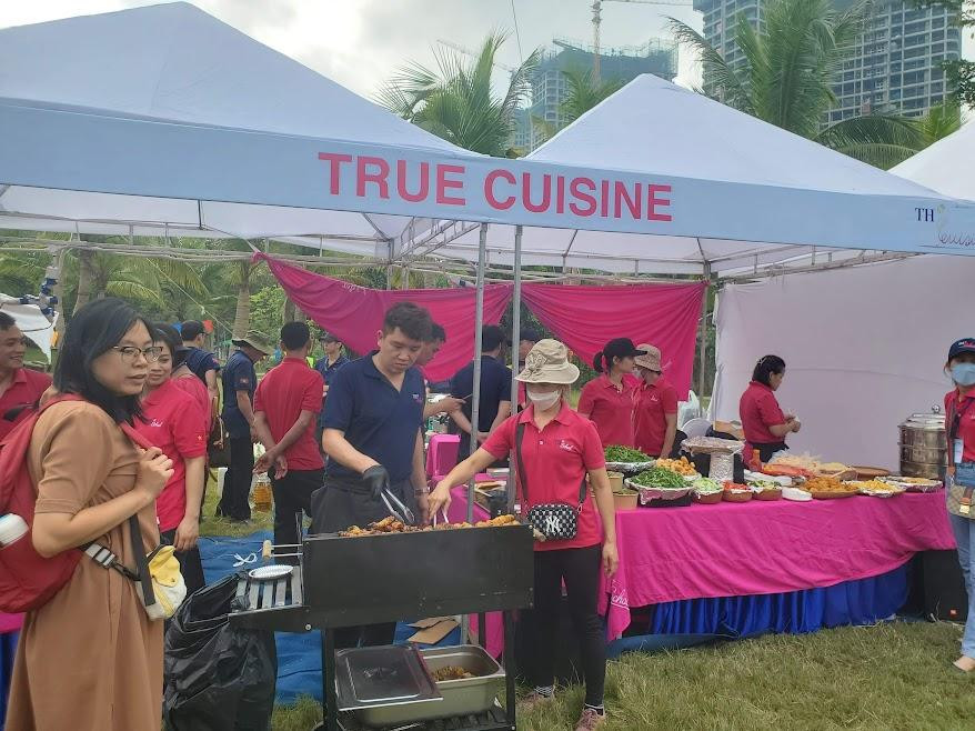 Ngày hội "Gia đình mạnh khỏe – Chia sẻ yêu thương” năm nay thu hút được 21 gian hàng do chính cán bộ nhân viên 3 đơn vị phụ trách. Đây là những điểm cung cấp đồ ăn, thức uống, sản vật, dịch vụ vui chơi không thể thiếu dành cho toàn bộ các thành viên trong gia đình của người tham gia, nhằm đảm bảo những trải nghiệm thoải mái và vui vẻ nhất trong suốt thời gian tham dự kéo dài từ 8h30 sáng tới 17h00 chiều. Một phần doanh thu từ các hoạt động này cũng sẽ được đóng góp để phục vụ cho các hoạt động vì cộng đồng.