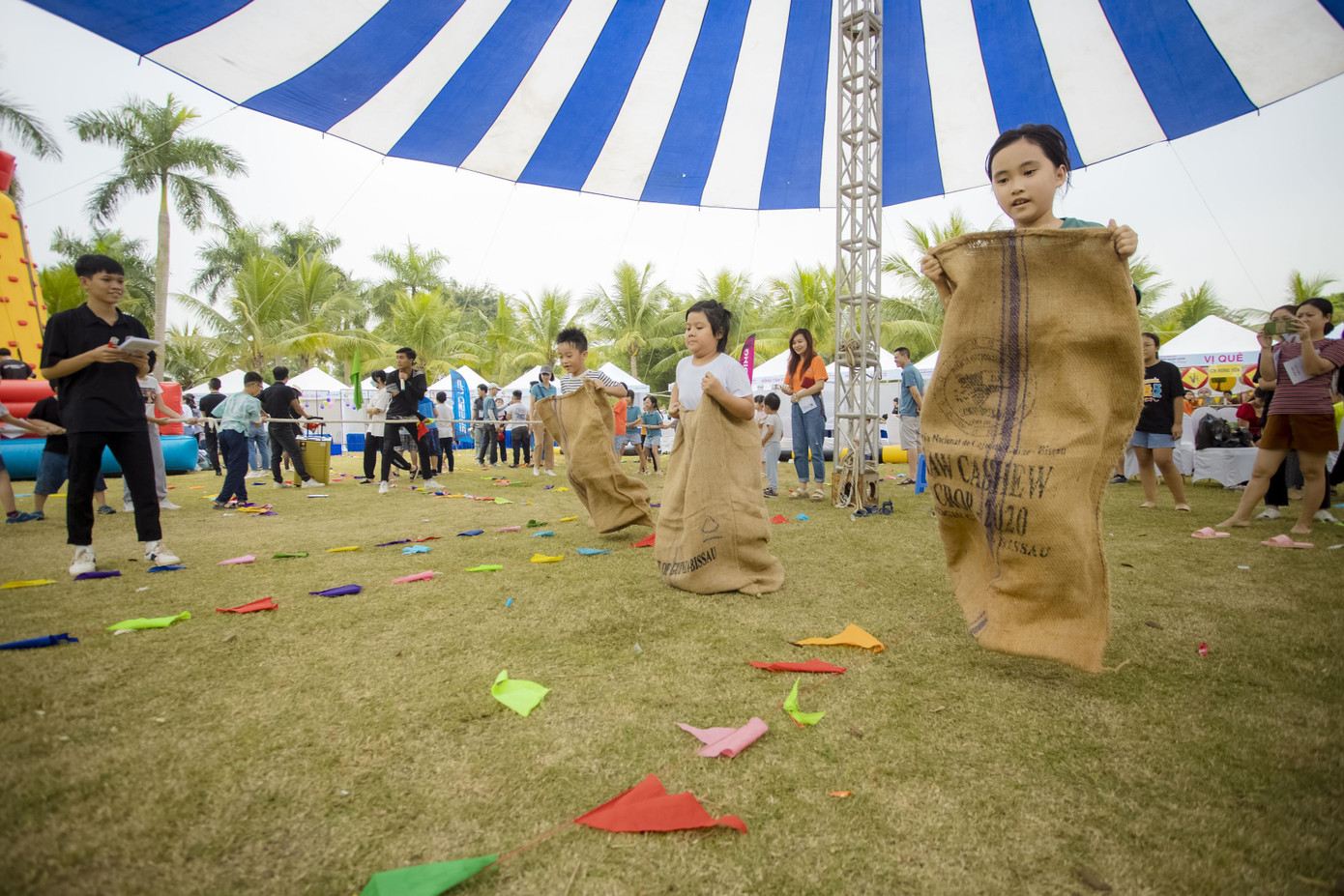 Ngày hội là nơi để các nhân viên của doanh nghiệp làm quen với nhau; các thành viên gia đình biết được không khí làm việc và văn hóa của doanh nghiệp.