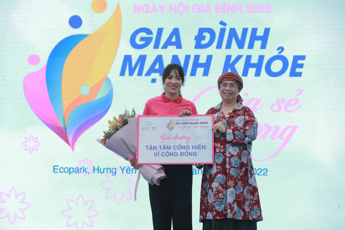 Tại sự kiện, Anh hùng lao động Thái Hương, nhà sáng lập kiêm chủ tịch Hội đồng chiến lược Tập đoàn TH, Tổng giám đốc BAC A BANK đã trao giải thưởng Tận tâm cống hiến vì cộng đồng cho bà Trần Thị Như Trang, Giám đốc Quỹ Vì Tầm Vóc Việt.