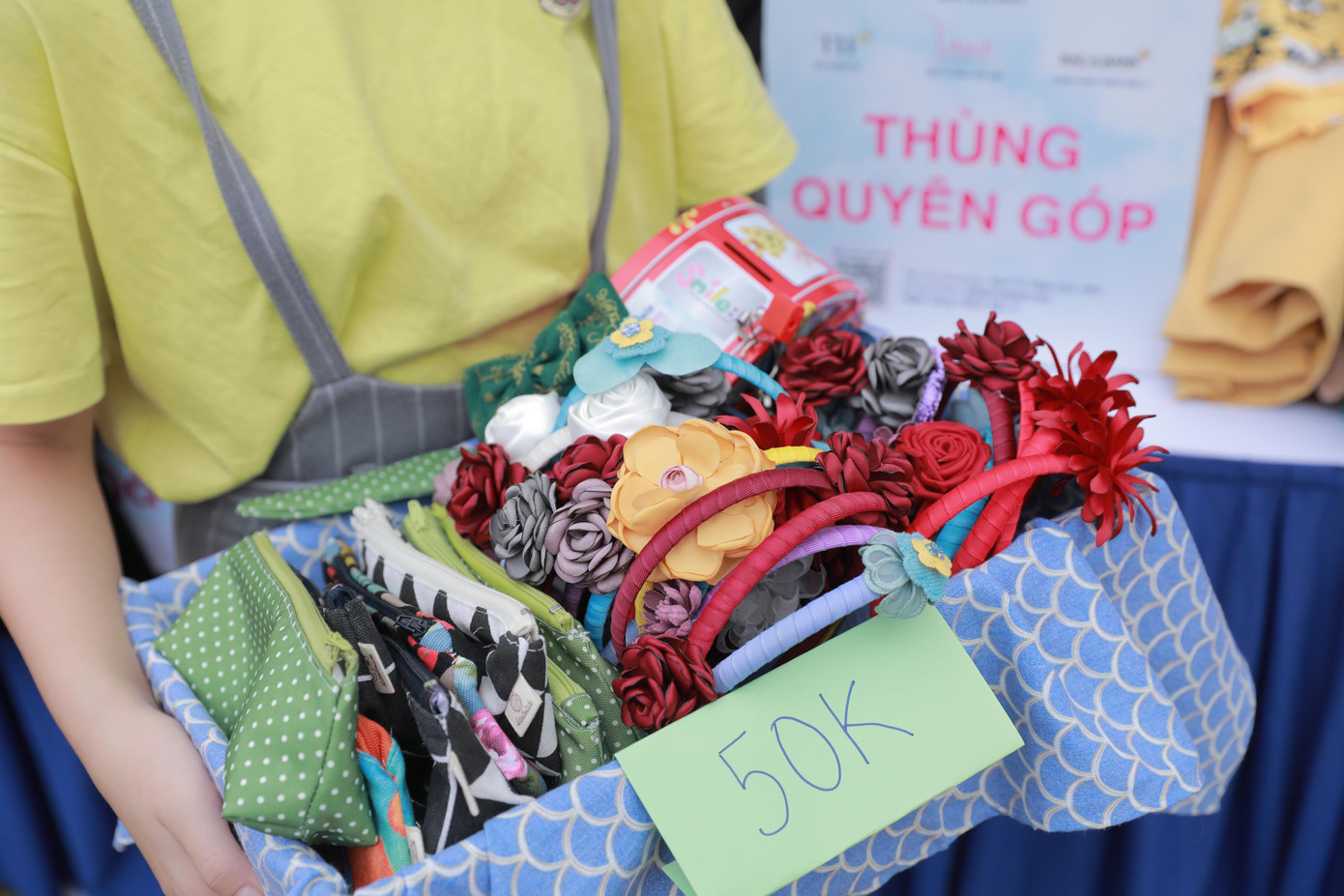 Giá được đính kèm theo từng món đồ hoặc được xác định đồng giá ở mức tượng trưng.