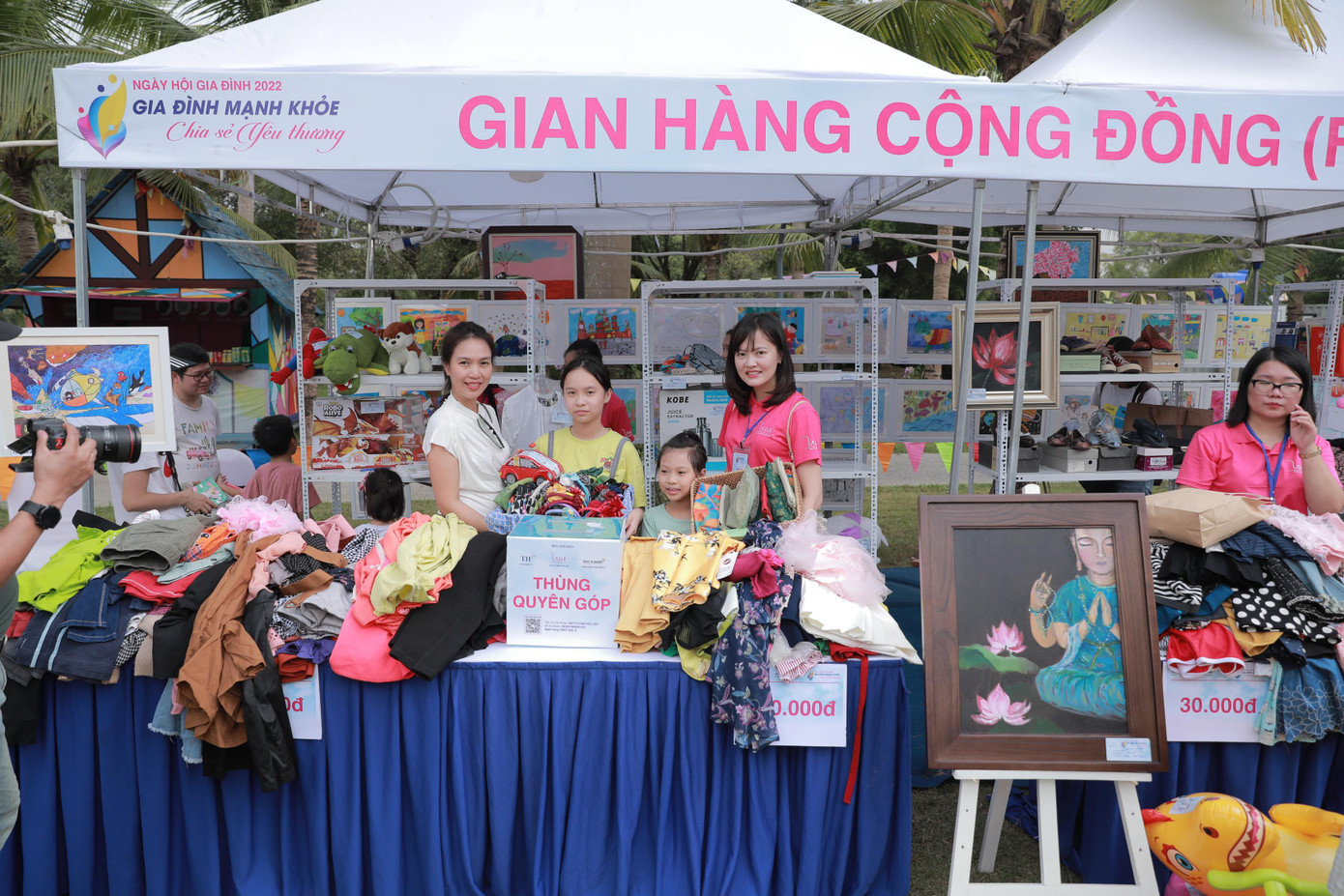 Được thiết kế rộng rãi giữa không gian xanh của ngày hội là Gian hàng Cộng đồng – lấy ý tưởng từ mô hình “flea market – chợ trời”. Đây là nơi các gia đình mang những món đồ vẫn còn tốt nhưng ít sử dụng của mình đến để bán lại cho những người cần.