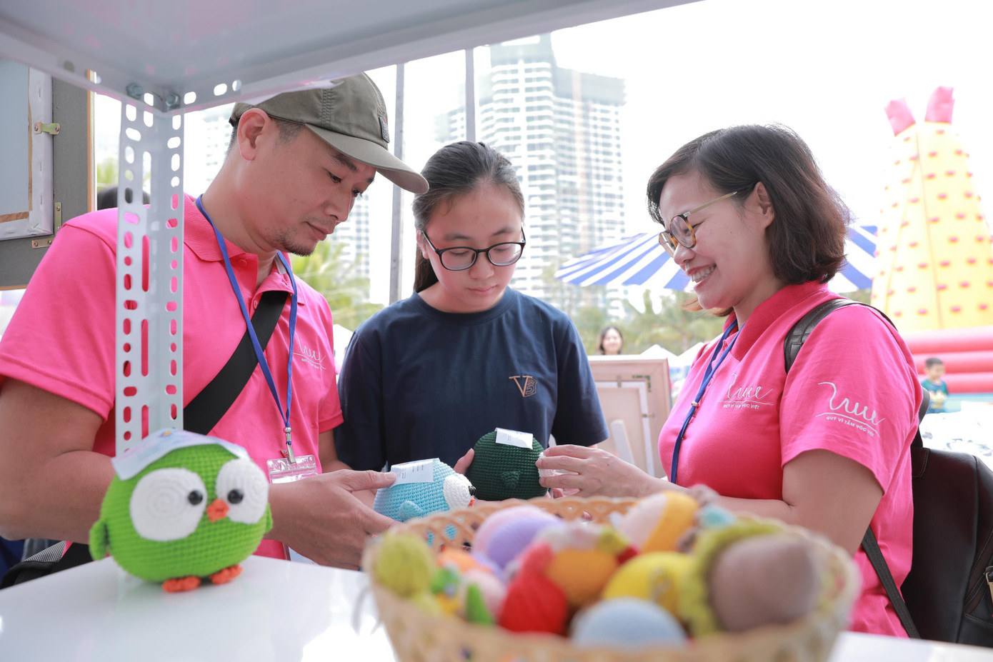 Gian hàng không có người bán, chỉ có các tình nguyện viên hướng dẫn người tham gia.