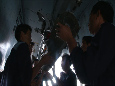 Lực lượng kỹ thuật Trung đoàn 940-sư đoàn 372 mang đeo bom cho máy bay thực hành bắn ném đạn thật