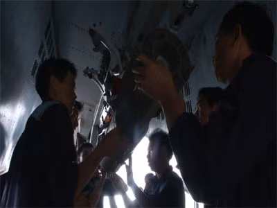 Lực lượng kỹ thuật Trung đoàn 940-sư đoàn 372 mang đeo bom cho máy bay thực hành bắn ném đạn thật