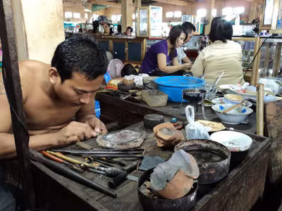 Bàn của thợ kim hoàn có chồng tô chén đũa ly sau bữa ăn