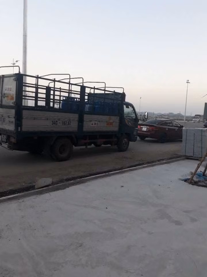 Quản lý thị trường Quảng Ninh dùng xe dán logo báo chí chặn xe tải? ảnh 2