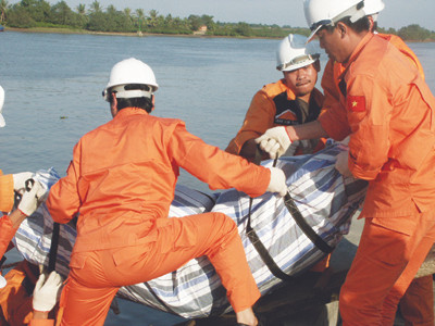 Thi thể anh Báu được chuyển từ tàu SAR 273 lên bờ . Ảnh: Phạm Duẩn Thi thể anh Báu được chuyển từ tàu SAR 273 lên bờ