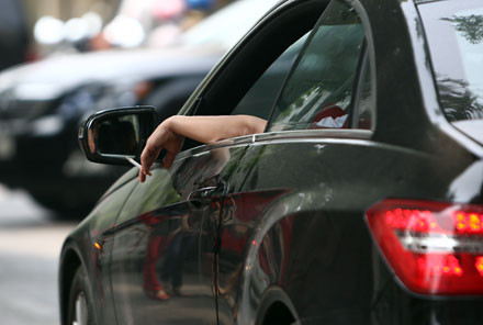 Chủ nhân chiếc xe đẹp này sợ ám mùi hôi vào xe nên bỏ hẳn tay ra ngoài để cầm thuốc