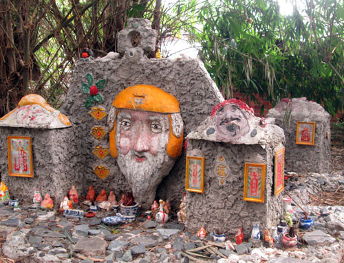 Ngôi mộ thờ đủ kiểu thần thánh