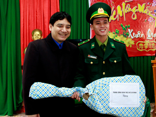 Trong phần quà của T.Ư Đoàn tặng các chiến sĩ còn có cây đàn ghita – món quà tinh thần hết sức ý nghĩa tinh thần đối với những người lính 