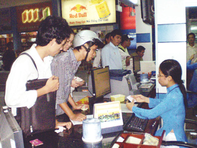 Bán vé qua mạng liệu có còn bị nghẽn? Ảnh: LT