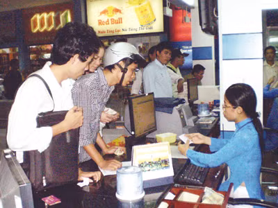 Bán vé qua mạng liệu có còn bị nghẽn? Ảnh: LT