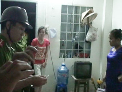 Công an phường Tân Phong kiểm tra hành chính nơi mẹ con Toan thuê trọ. Công an phường Tân Phong kiểm tra hành chính nơi mẹ con Toan thuê trọ