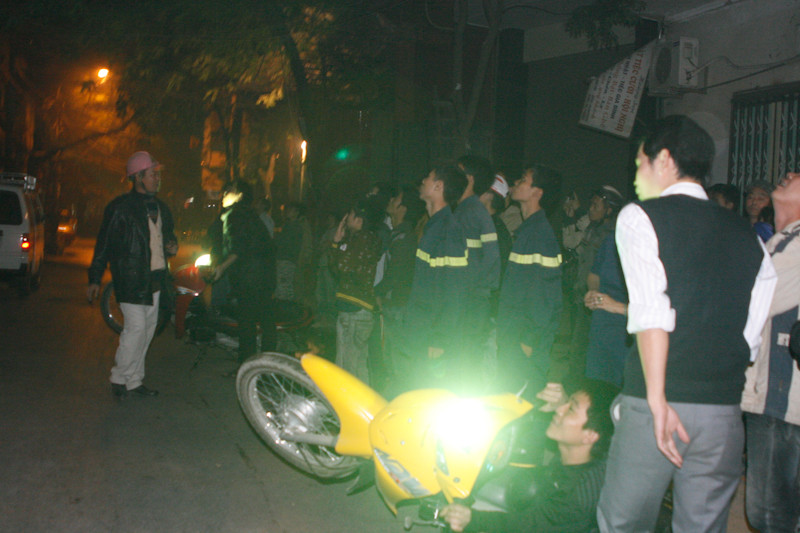 Nhiều người dùng đèn pha xe máy để rọi lên các tầng của tòa nhà.. Nhiều người dùng đèn pha xe máy để rọi lên các tầng của tòa nhà.