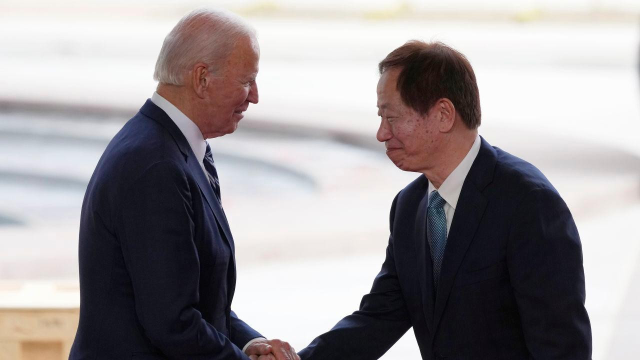 Tổng thống Mỹ Joe Biden và Chủ tịch TSMC Mark Liu sau khi tham quan nhà máy TSMC đang được xây dựng ở bang Arizona. Ảnh: AP.