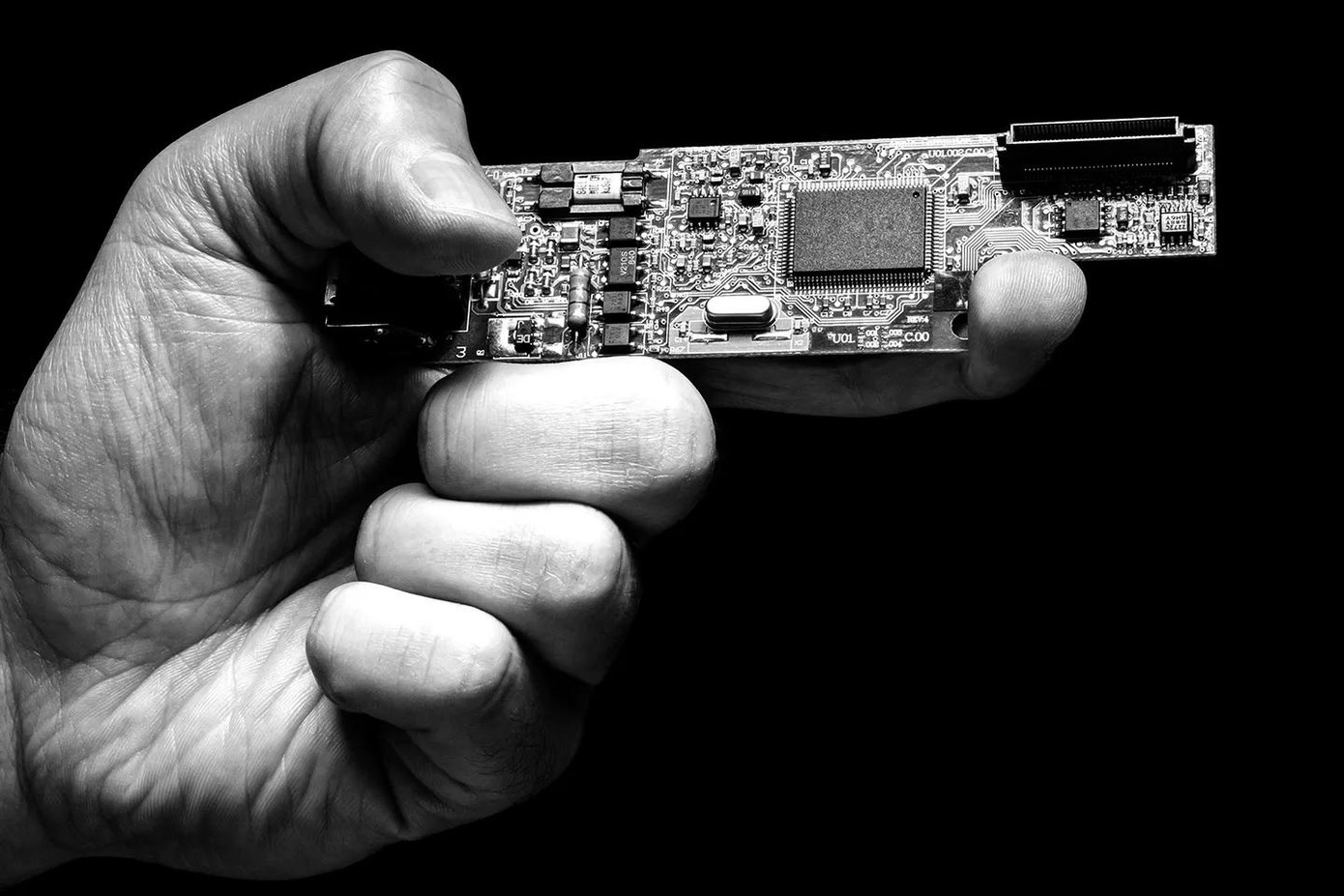 Cạnh tranh công nghệ, đặc biệt là bán dẫn, giữa Trung Quốc và Mỹ càng lúc càng gay gắt. Ảnh: Vanity Fair.