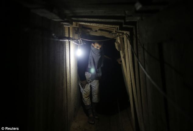 Toàn bộ hệ thống đường hầm được dùng ván gỗ để nẹp chặt hai bên tường 