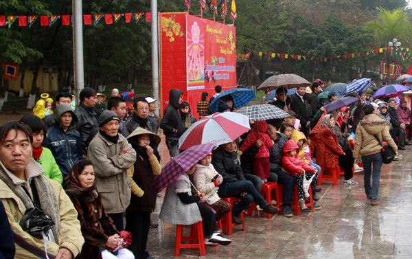 Người dân đội mưa tới tham dự lễ hội