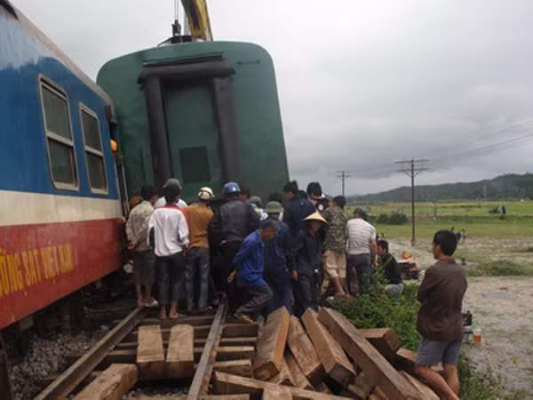Khắc phục sự cố do tai nạn. Ảnh: VietNam+