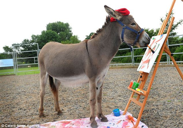 Patty miệt mài vẽ tranh. Patty miệt mài vẽ tranh