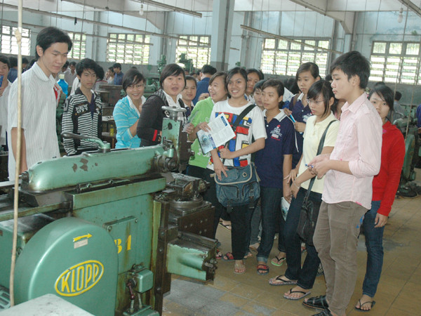 Học sinh THPT tham quan hướng nghiệp, tìm hiểu ngành nghề, mức học phí tại trường ĐH Sư phạm Kỹ thuật. Ảnh: Quang Phương