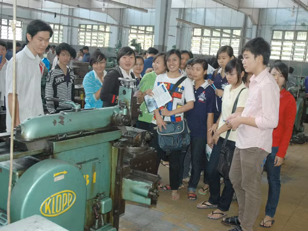 Học sinh THPT tham quan hướng nghiệp, tìm hiểu ngành nghề, mức học phí tại trường ĐH Sư phạm Kỹ thuật. Ảnh: Quang Phương