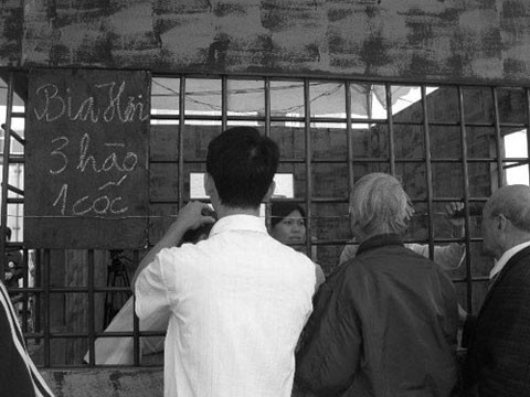 Khác với cảnh những quán bia hơi đông kín người hiện nay, bia hơi thời bao cấp là một thứ hàng hóa xa xỉ mà không phải ai cũng có điều kiện thưởng thức