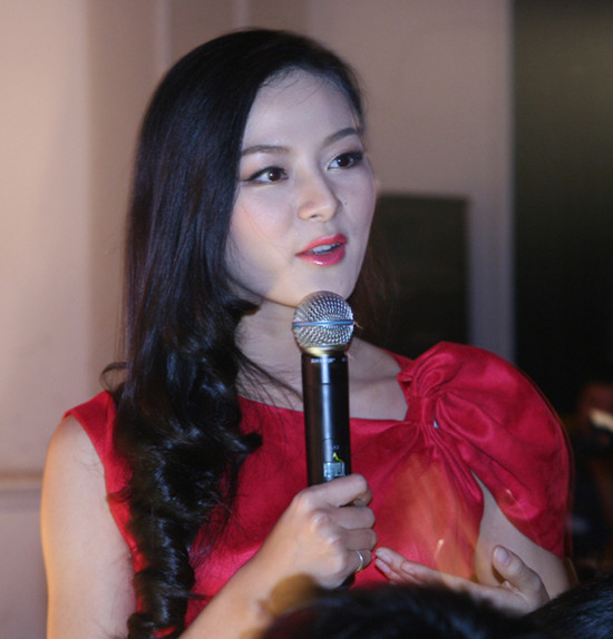 Imiss Thăng Long 2010 Thu Nga trong vai trò ban giám khảo chia sẻ ấn tượng của mình về phần trình diễn của các thí sinh trong đêm Chung kết Miss Ulis 2011