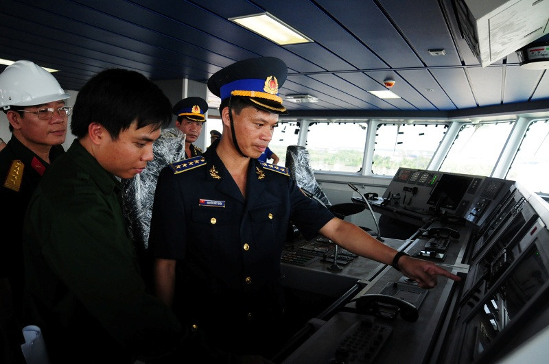 Đại úy Nguyễn Đức Tuyên, thuyền trưởng tàu, trên ca-bin lái