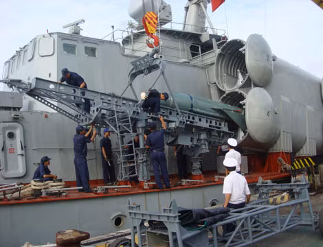 Các kỹ thuật viên Hải quân Việt Nam đang nạp đạn tên lửa P-20M vào bệ phóng KT-138