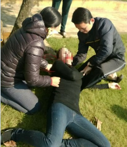 Sau khi treo cổ lên cành cây nhưng bất thành, chị Lan được người dân xung quanh chạy đến sơ cứu, đưa đi bệnh viện 