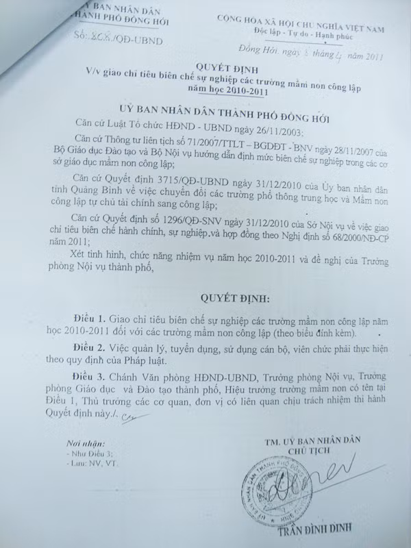 Một trong các quyết định liên quan của ông Dinh để các trường nhận lương khống