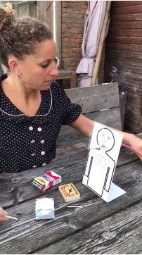 Thí nghiệm robot hút thuốc khiến bạn cạch đến già ảnh 1