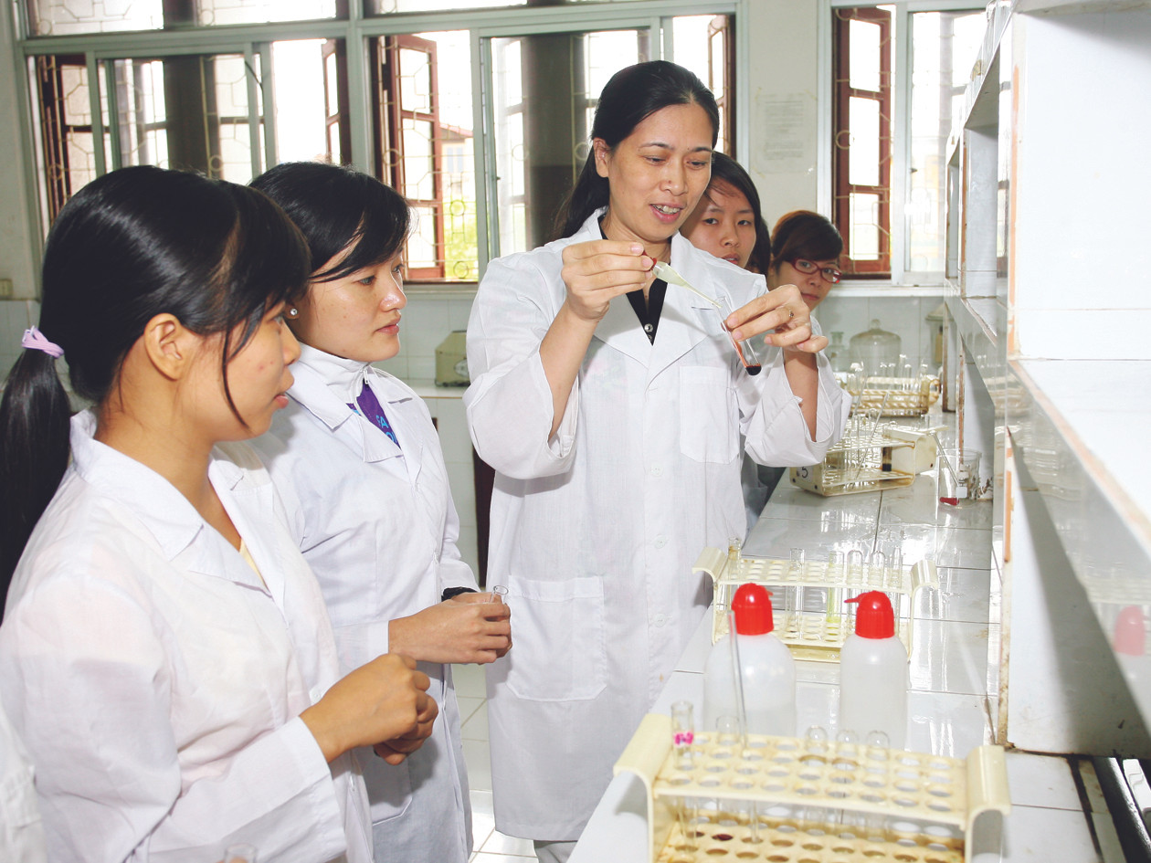 Sinh viên khoa Hóa, Đại học Sư phạm Thái Nguyên trong phòng thí nghiệm. Sinh viên khoa Hóa, Đại học Sư phạm Thái Nguyên trong phòng thí nghiệm