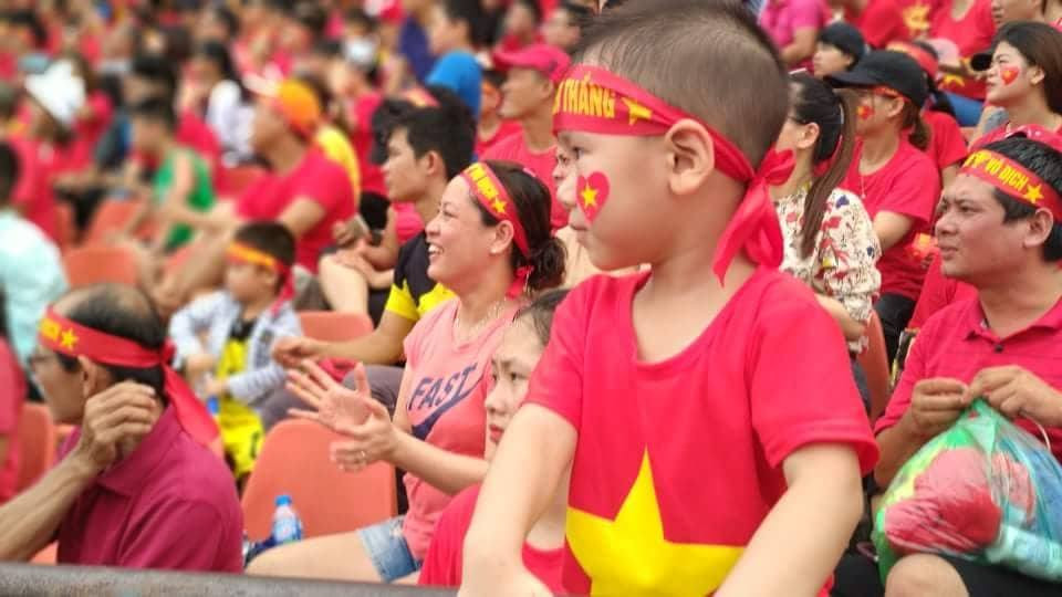 Cổ động viên tiếc nuối khi Việt Nam thua ở loạt penalty ảnh 14